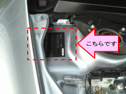 お車のカラーナンバーはエンジンルーム運転席側にあります。