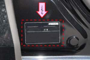 お車のカラーナンバーは助手席側のセンターピラーにあります。