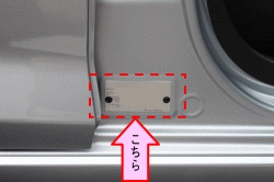 お車のカラーナンバーは運転席側のセンターピラーにあります。