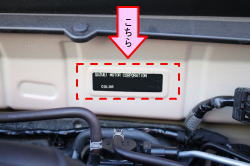 ↓お車のカラーナンバーは、エンジンルーム助手席側の奥にあります。