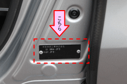 カラーナンバーは助手席側センターピラーにあります。