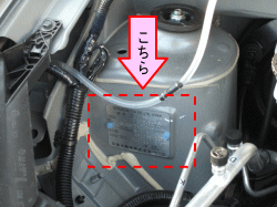 お車のカラーナンバーはエンジンルーム運転席側の奥にあります。