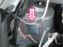 お車のカラーナンバーはエンジンルーム運転席側の奥にあります。