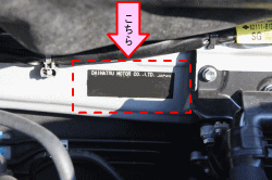 ↓お車のカラーナンバーはエンジンルーム助手席側の奥にあります。
