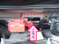 お車のカラーナンバーはエンジンルームの奥の所にあります。