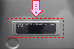 お車のカラーナンバーは運転席側センターピラーにあります。